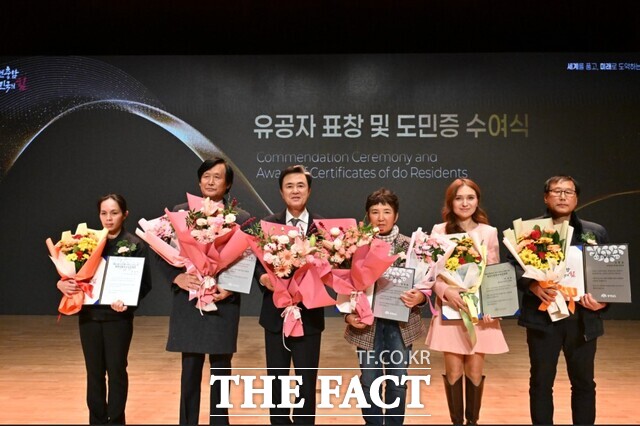 2일 김태흠 충남지사가 도청 문예회관에서 개최한 '충남 외국인 정책 비전 선포식'에서 유공자 표창을 진행한 후 기념촬영을 하고 있다. /충남도