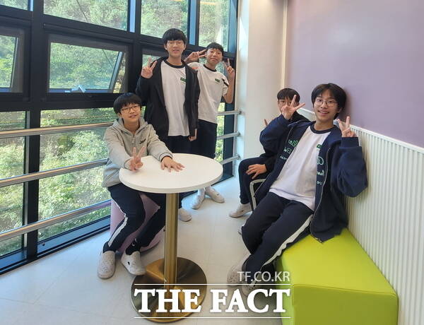 대덕중학교 3층 숨공간(WeeAre, 숨:on)을 이용하는 학생들의 모습. /대전시교육청