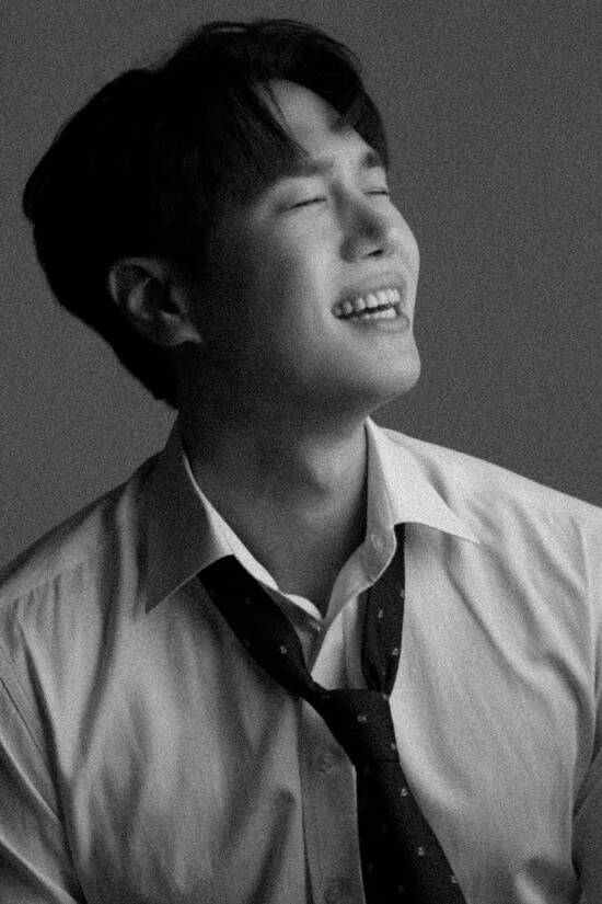 트롯스타 강훈이 최근 두 곡의 신곡을 연달아 발표하며 본격적인 활동에 나섰다. 타이틀곡 함께한 사람과 서브 타이틀 오늘밤은 서로 결이 다른 두 장르의 음악을 한 번에 선보이며, 보컬리스트로서의 스펙트럼과 음악적 자신감을 드러냈다는 평가다. /썬앤스타엔터