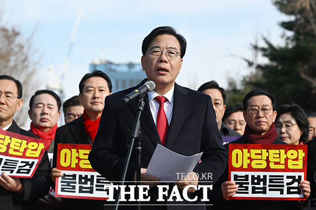 장동혁 국민의힘 대표와 송언석 국민의힘 원내대표를 비롯한 국민의힘 의원들이 2일 오후 서울 서초구 서울중앙지방법원 앞에서 열린 추경호 의원 구속심사 규탄대회에서 구호를 외치고 있다. /서예원 기자