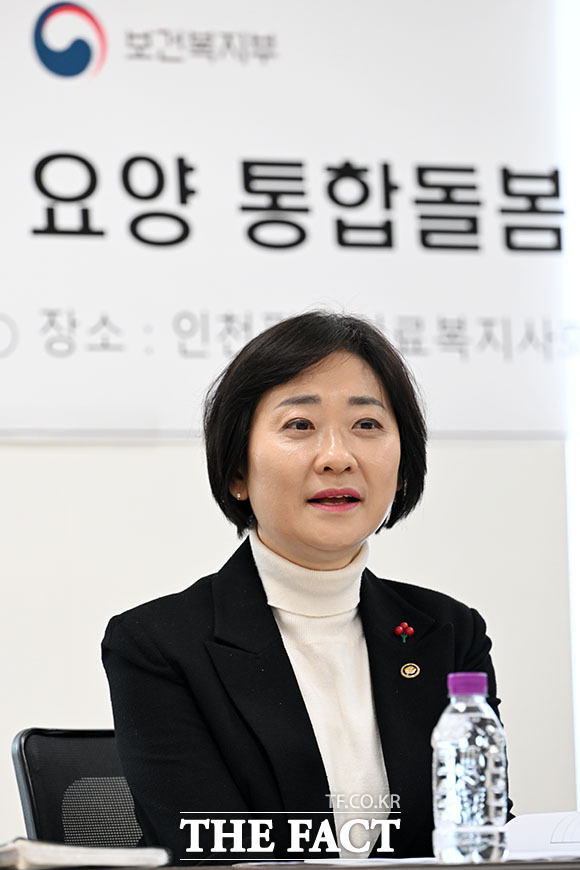 통합돌봄 현장 찾아 담당자 의견 듣는 이스란 차관(오른쪽).