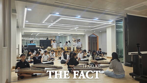 대덕중학교 국악 동아리 학생들이 학교 미나래 예드림홀에서 연습을 하고 있는 모습. /대전시교육청