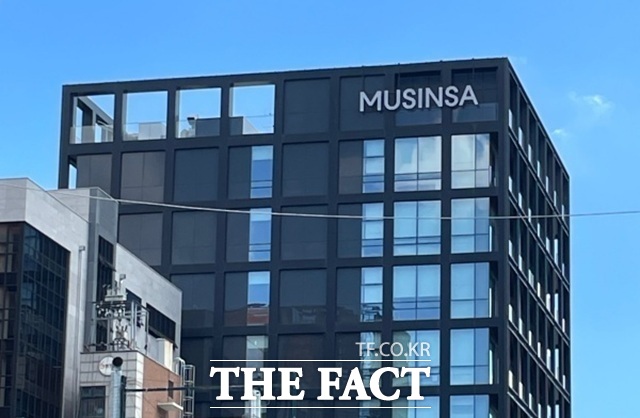 무신사는 10조원 이상의 기업가치로 내년 하반기 코스피 상장을 추진하고 있다./더팩트 DB