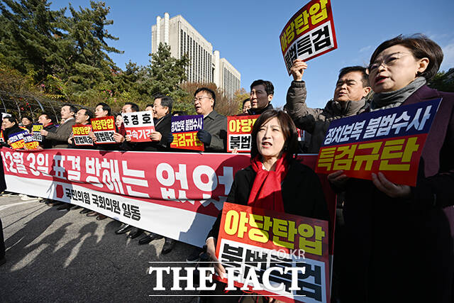 장동혁 국민의힘 대표와 송언석 국민의힘 원내대표를 비롯한 국민의힘 의원들이 2일 오후 서울 서초구 서울중앙지방법원 앞에서 열린 추경호 의원 구속심사 규탄대회에서 구호를 외치고 있다. /서예원 기자