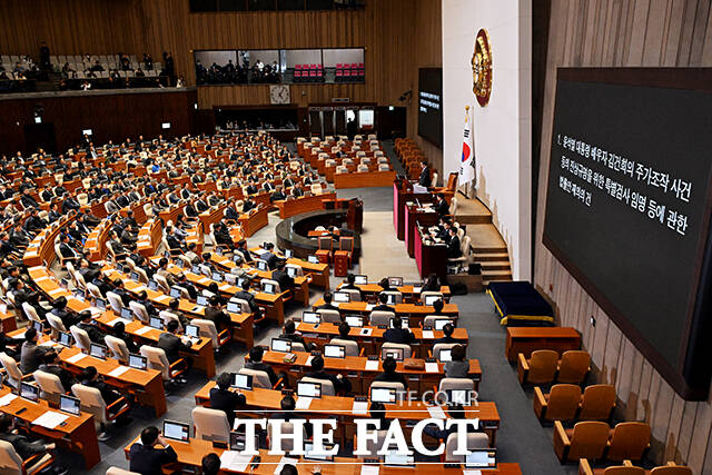 윤 대통령 탄핵안과 김건희 여사 특검법 표결을 위한 본회의가 12월 7일 오후 서울 여의도 국회에서 열린 가운데 우 의장이 안건을 상정하고 있다. /국회=배정한 기자