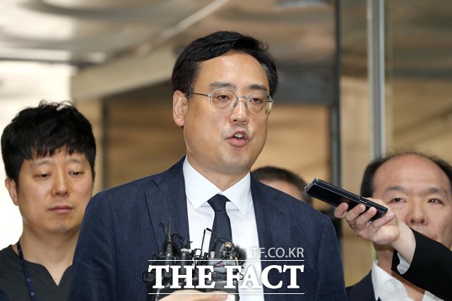 변희재 미디어워치 대표고문이 2018년 5월 29일 오전 서울 서초구 서울중앙지법에 정보통신망이용촉진 및 정보보호 등에 관한 법률 위반(명예훼손) 등 혐의 구속 전 피의자 심문(영장실질심사)을 받기 위에 법정으로 들어서고 있다. /뉴시스