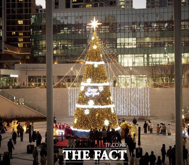 경기도는 1일 저녁 수원 광교청사 경기융합타운 광장에서 도담트리 점등식을 했다고 2일 밝혔다. /경기도