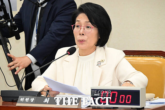 회의 주재하는 최민희 위원장.