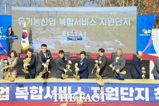 박정현 부여군수(가운데)를 비롯한 기관장들이 지난달 29일 부여군 유기농산업 복합서비스 지원단지 착공식에서 첫 삽을 뜨고 있다. /부여군