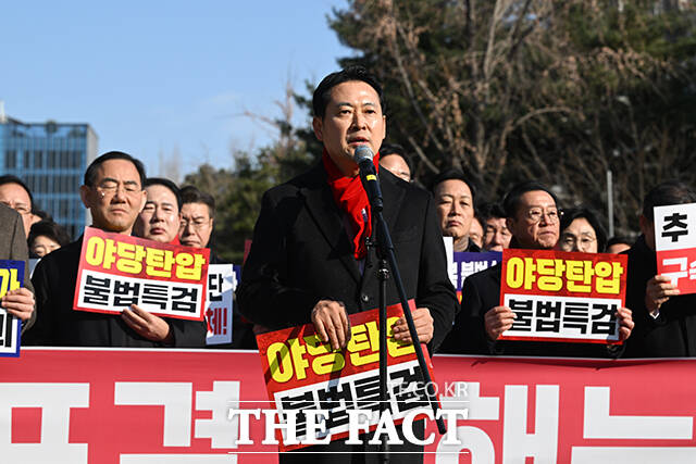 장동혁 국민의힘 대표와 송언석 국민의힘 원내대표를 비롯한 국민의힘 의원들이 2일 오후 서울 서초구 서울중앙지방법원 앞에서 열린 추경호 의원 구속심사 규탄대회에서 구호를 외치고 있다. /서예원 기자