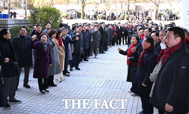 추경호 전 국민의힘 원내대표가 2일 서울 서초구 서울중앙지방법원에서 열린 구속영장실질심사에 출석하는 가운데, 국민의힘 의원들이 추 의원을 응원하고 있다./이새롬 기자