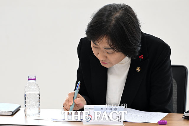 통합돌봄 현장 찾아 담당자 의견 듣는 이스란 차관(오른쪽).