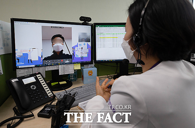 2일 비대면 진료 제도화 법안이 국회 본회의 상정을 앞두고 있지만 과잉진료와 비급여 남용 우려가 여전하다. 본회의를 앞둔 지역의사제 법안도 의료계 반대와 실제 전문의로서 근무기간이 줄어 실효성 논란이 이어지고 있다. 사진은 2022년 1월 19일 오후 경기 성남시 성남시의료원 재택치료상황실에서 의료진이 코로나19 재택치료 환자와 비대면 진료를 하고 있는 모습. /사진=공동취재단