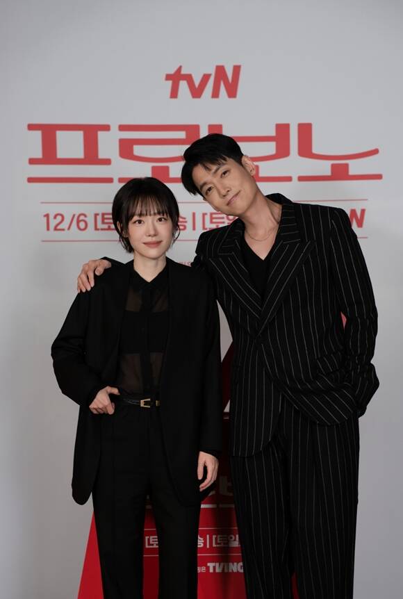 배우 소주연(왼쪽)과 정경호가 출연하는 '프로보노'는 출세에 목맨 속물 판사가 본의 아니게 공익변호사가 돼 초대형 로펌 구석방, 매출 제로 공익팀에 갇히면서 벌어지는 좌충우돌 휴먼 법정물이다. /tvN