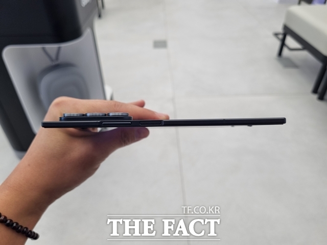 갤럭시Z트라이폴드는 역대 갤럭시Z폴드 시리즈 중 가장 슬림한 디자인을 갖췄다.