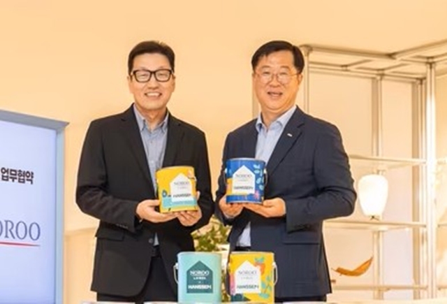 노루페인트는 지난 1일 대표이사 변경 공시를 내고 신임 대표이사로 김학근 건축사업본부장을 선임했다고 밝혔다. 김학근 노루페인트 상무(오른쪽). /노루페인트