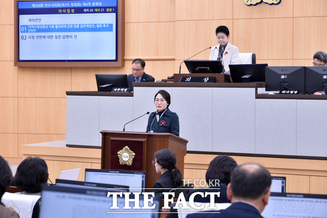 민덕희 여수시의회 의원이 1일 시의회 본회의장에서 지역사랑상품권법 개정안 철회를 촉구하는 건의안 발의와 관련해 발언하고 있다. /여수시의회