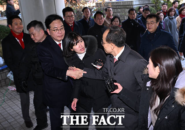 추경호 국민의힘 의원이 2일 서울 서초구 서울중앙지방법원에서 열린 구속 전 피의자 심문(영장실질심사)에 출석하며 송언석 국민의힘 원내대표와 장동혁 대표 등 지도부의 응원을 받고 있다. /이새롬 기자