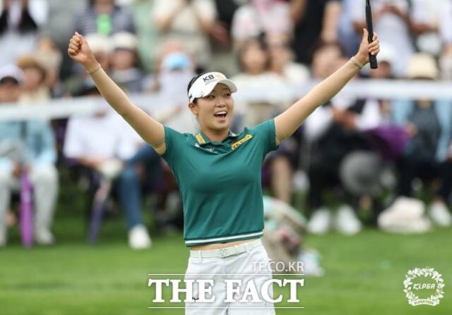 방신실이 하이원리조트오픈에서 우승을 확정지은 뒤 양 팔을 들고 환호하고 있는 모습. 방신실은 올시즌 3승으로 공동 다승왕에 올랐다./KLPGA