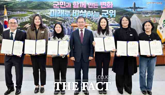 대구시 군위군은 이달 정례조회에서 2025년도 친절부서와 친절공무원을 선발해 시상 했다. (왼쪽부터) 친절공무원에 선발된 산성면 김태성 씨, 정책추진단 김서연 씨, 주민복지실 임주연 씨, 김진열 군위군수, 총무과 최지원 씨, 인허가과 이은정 씨, 부계면 우승희 씨. /군위군