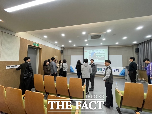 대덕중학교가 학교 공간 혁신 사업을 위한 인사이트 투어를 진행하는 모습. /대전시교육청