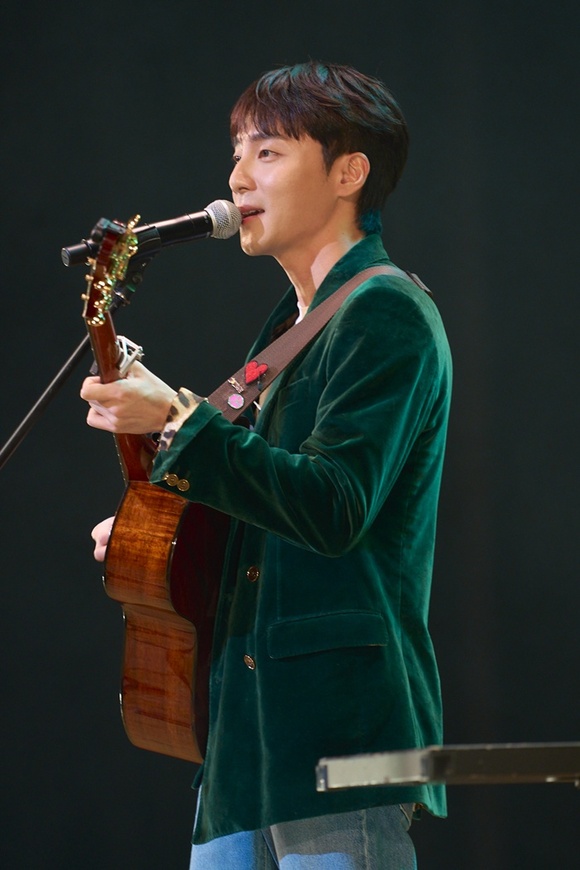 싱어송라이터 로이킴이 11월 30일 일본 사이타마현 오미야 소닉시티홀에서 십센치(10CM), 폴킴과 함께 'Three Blooms, One Moment' 라이브 콘서트를 개최했다./DEUL