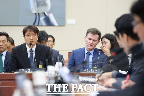 박대준 쿠팡 대표(왼쪽)와 브랫 매티스 쿠팡 CISO가 2일 서울 여의도 국회에서 열린 과학기술정보방송통신위원회의 쿠팡 개인정보 유출 사고 관련 현안질의에 출석했다. /뉴시스