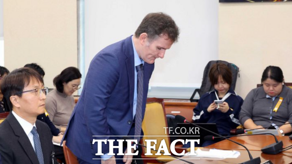 브랫 매티스 쿠팡 최고정보보호책임자(CISO)가 2일 서울 여의도 국회에서 열린 과학기술정보방송통신위원회의 쿠팡 개인정보 유출 사고 관련 현안질의에 앞서 고개를 숙이고 있다. /뉴시스