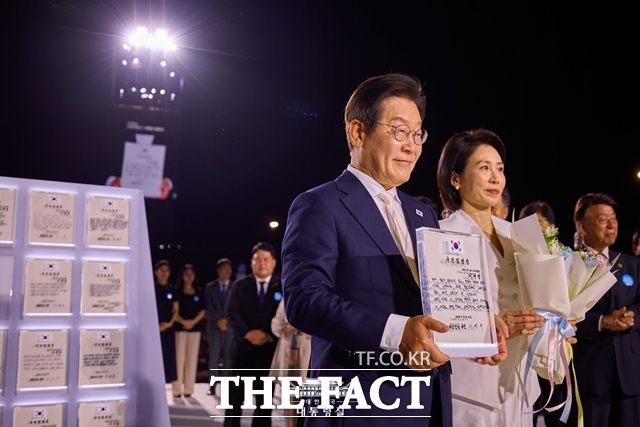 이재명 대통령은 3일 오후 7시에 개최되는 12·3 내란외환 청산과 종식, 사회대개혁 시민대행진에 참여한다. 이 대통령이 8월 15일 오후 서울 광화문광장에서 열린 국민임명식에서 국민임명장을 들어 보이고 있다. /대통령실