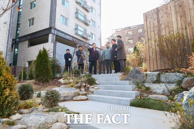 김성제 의왕시장(왼쪽 3번째)이 2일 개장식 참석자들과 부곡동 쌈지공원을 둘러보고 있다. /의왕시