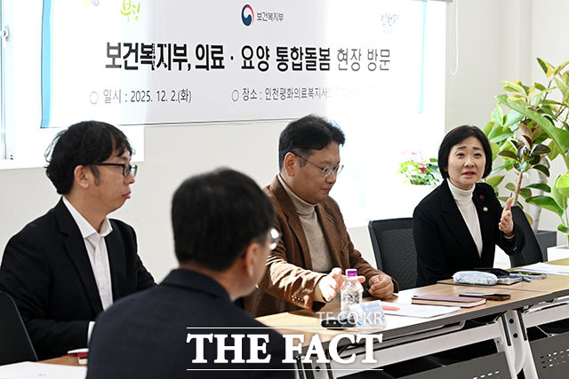 통합돌봄 현장 찾아 담당자 의견 듣는 이스란 차관(오른쪽).