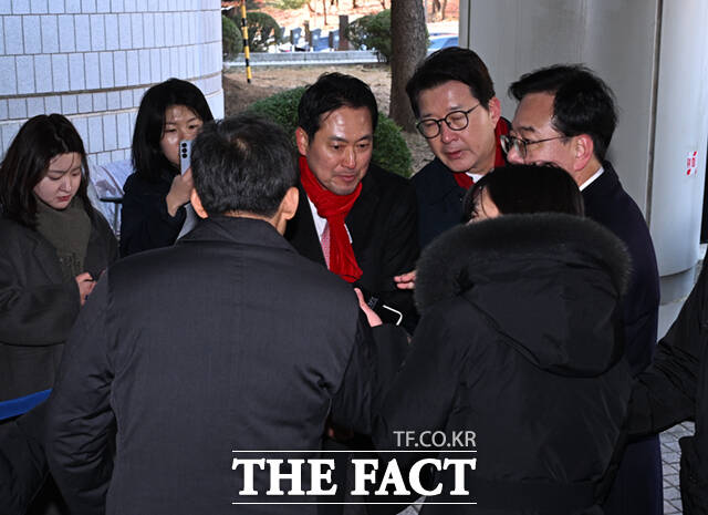 추경호 국민의힘 의원이 2일 서울 서초구 서울중앙지방법원에서 열린 구속 전 피의자 심문(영장실질심사)에 출석하며 장동혁 대표 등 국민의힘 지도부의 의원들의 응원을 받고 있다. /서울중앙지법=이새롬 기자