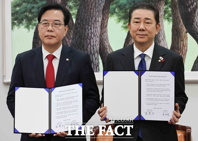 김병기 더불어민주당 원내대표와 송언석 국민의힘 원내대표가 2일 서울 여의도 국회에서 2026년도 예산안 처리를 위한 합의문에 서명을 마치고 기념촬영을 하고 있다. /뉴시스