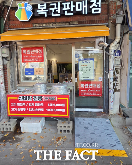 서울 용산구(구청장 박희영)는 장애인과 고령자, 임산부 등 이동약자를 위해 올해 총 37개소에 경사로 설치를 완료했다./용산구