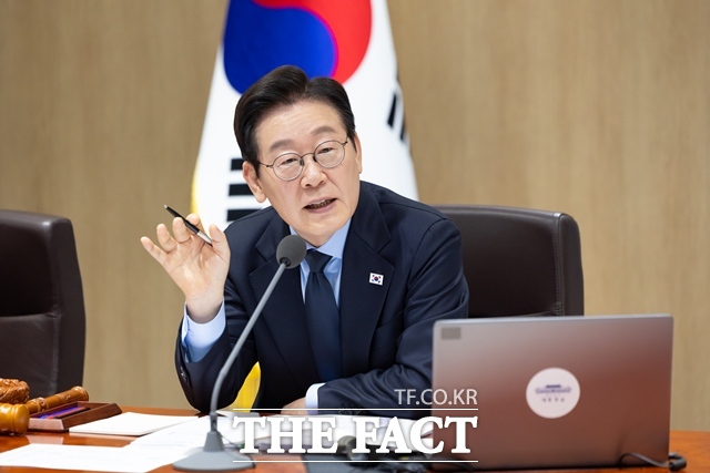 이재명 대통령은 2일 헌법존중정부혁신TF와 관련해 (공무원들이) 자발적으로 신고하면 (징계를) 감면하는 걸 원칙으로 정하라고 지시했다. 이 대통령이 11월 11일 용산 대통령실에서 주재한 제49회 국무회의에서 발언하고 있다. /대통령실