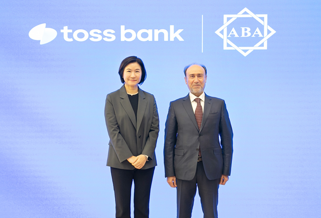 아제르바이잔 은행협회 대표단이 서울 강남구 토스뱅크 본사를 방문한 지난달 28일 오전, 이은미 토스뱅크 대표(왼쪽)가 자키르 누리예프 아제르바이잔 은행협 회장과 기념 촬영을 하며 미소짓고 있다. /토스뱅크