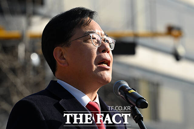 장동혁 국민의힘 대표와 송언석 국민의힘 원내대표를 비롯한 국민의힘 의원들이 2일 오후 서울 서초구 서울중앙지방법원 앞에서 열린 추경호 의원 구속심사 규탄대회에서 구호를 외치고 있다. /서예원 기자