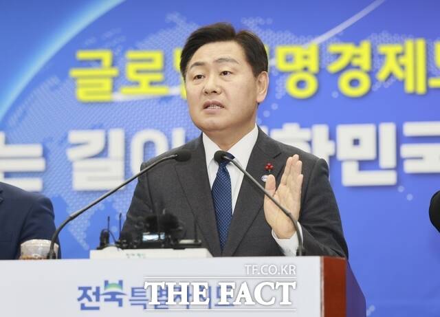 지난 1월 17일 전북도청사 브리핑룸에서 열린 '전북특별자치도' 출범 1주년 기자회견에서 김관영 전북도지사가 국가 테스트베드로서 성장 기반 마련과 지역 경제 활성화 등에 대해 설명하고 있다. /전북도