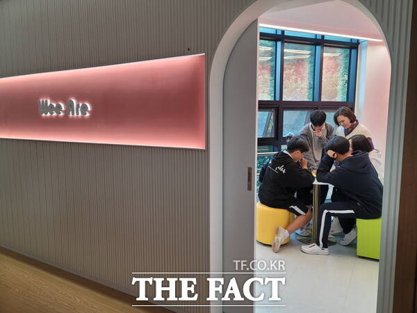 대덕중학교 교사와 학생들이 학교 2층 숨공간(WeeAre, for;rest)을 이용하는 모습. /대전시교육청
