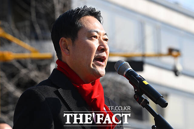 장동혁 국민의힘 대표와 송언석 국민의힘 원내대표를 비롯한 국민의힘 의원들이 2일 오후 서울 서초구 서울중앙지방법원 앞에서 열린 추경호 의원 구속심사 규탄대회에서 구호를 외치고 있다. /서예원 기자