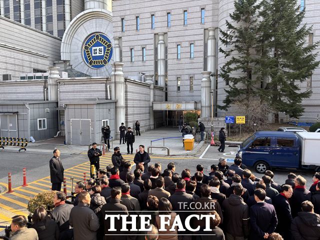 국민의힘 의원들이 2일 오후, 지난해 12월 3일 당시 계엄 해제 표결을 방해한 혐의로 구속 전 피의자 심문(영장실질심사)를 받는 추경호 의원의 출석을 지켜보기 위해 서울 서초구 서초동 서울중앙지방법원 서관 앞에서 대기하고 있다. /서초=이하린 기자