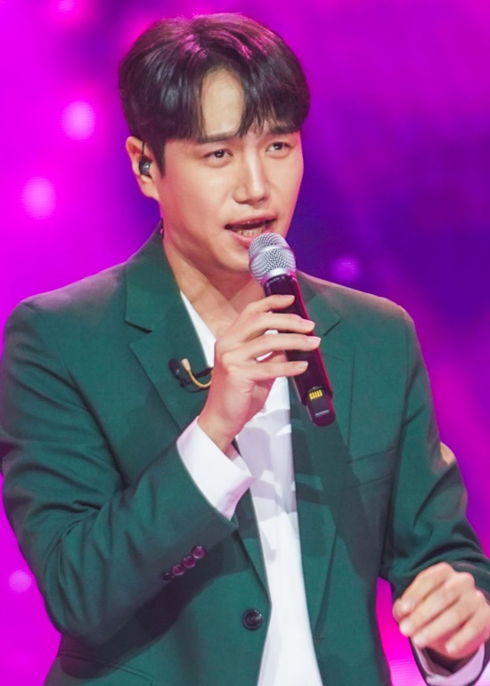 강훈은 180cm의 헌칠한 키와 세련된 외모, 부드러운 미성, 안정적인 무대 장악력으로 대중의 이목을 끌어왔다. 다양한 오디션 프로그램에서 실력을 검증받으며 차세대 트롯 유망주로 자리매김했다. /썬앤스타엔터