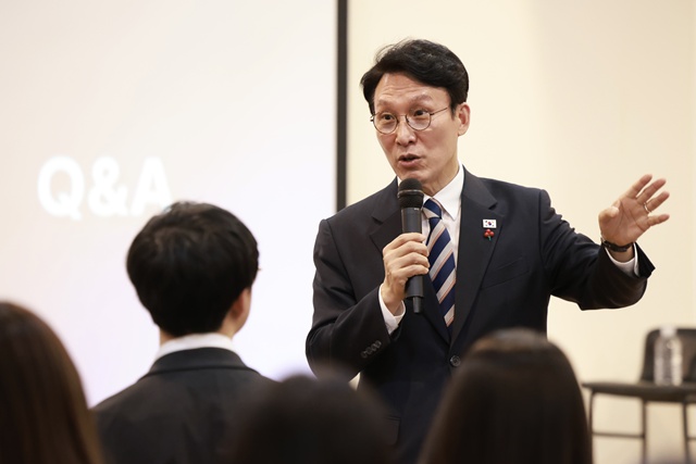 총리실은 2일 김민석 국무총리(사진)가 전국을 돌며 이재명 정부의 국정운영 방향을 알리는 ‘K-국정 설명회’를 시작했다고 밝혔다. /총리실