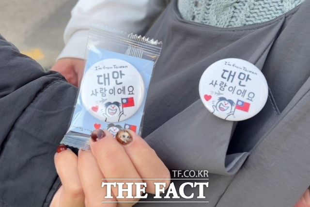 1일 서울 중구 명동거리에서 만난 대만인 관광객이 '대만 사람이에요' 배지를 들어 보이고 있다. /명동=이상빈 기자