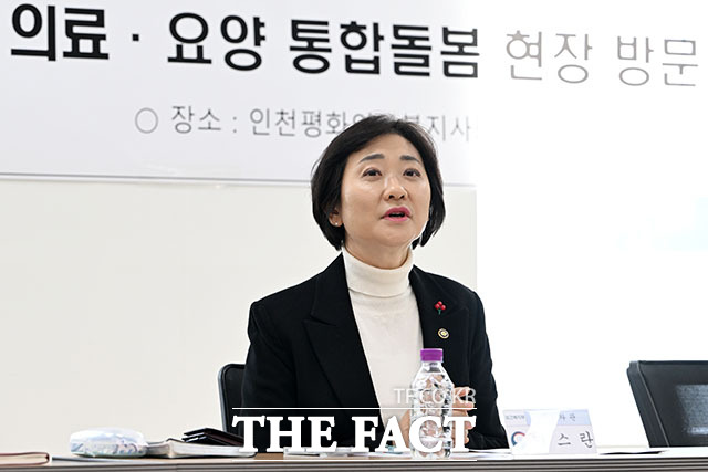 통합돌봄 현장 찾아 담당자 의견 듣는 이스란 차관(오른쪽).
