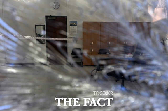 지난해 12월 3일 비상계엄 선포로 군인들이 국회 본청에 들어가기 위해 깬 유리창. /이새롬 기자