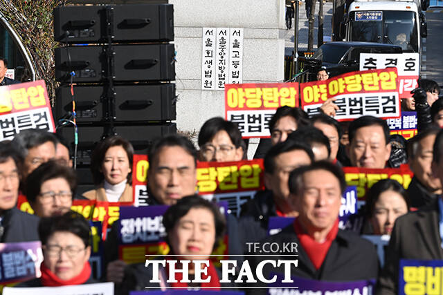 장동혁 국민의힘 대표와 송언석 국민의힘 원내대표를 비롯한 국민의힘 의원들이 2일 오후 서울 서초구 서울중앙지방법원 앞에서 열린 추경호 의원 구속심사 규탄대회에서 구호를 외치고 있다. /서예원 기자