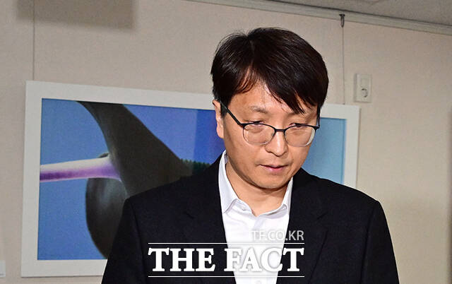 박대준 쿠팡 대표가 11월 30일 오후 서울 종로구 정부서울청사에서 기자들의 질문에 답변을 마친 뒤 청사를 나서고 있다. /임영무 기자