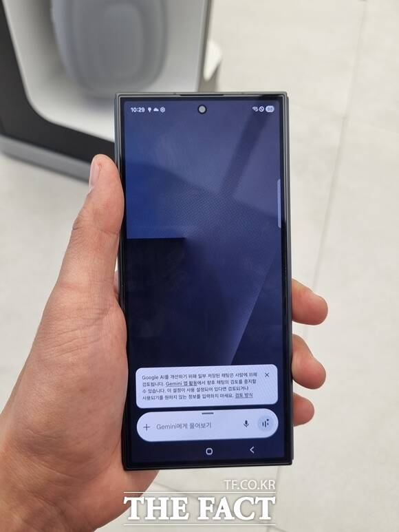 제품을 접으면 갤럭시Z폴드7과 같은 휴대성 높은 바 타입 화면을 지원한다.