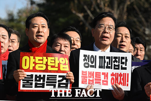 장동혁 국민의힘 대표와 송언석 국민의힘 원내대표를 비롯한 국민의힘 의원들이 2일 오후 서울 서초구 서울중앙지방법원 앞에서 열린 추경호 의원 구속심사 규탄대회에서 구호를 외치고 있다. /서예원 기자
